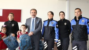 Polislerden çocuklara çanta ve kitap