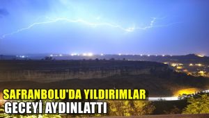Safranbolu'da yıldırımlar geceyi aydınlattı