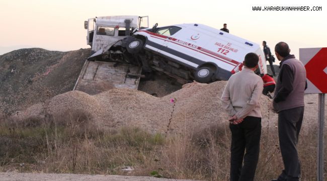 Ambulans taşıyan çekici yol kenarına uçtu: 1 yaralı