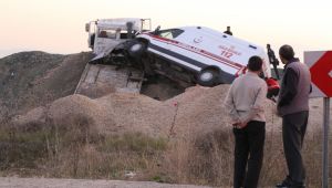 Ambulans taşıyan çekici yol kenarına uçtu: 1 yaralı