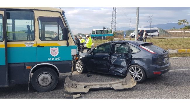 Cenazeye giden otomobil ile minibüs çarpıştı: 4 yaralı