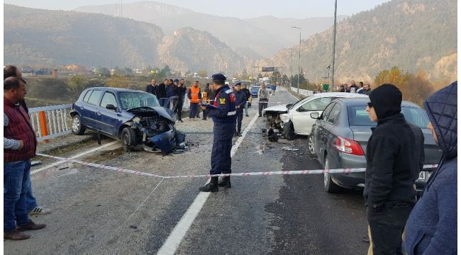 Hatalı sollama sonrası otomobiller kafa kafaya çarpıştı : 3 yaralı