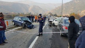 Hatalı sollama sonrası otomobiller kafa kafaya çarpıştı : 3 yaralı