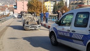 Kaldırıma çarpan otomobil ters döndü
