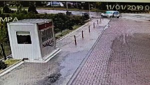 Kayganlaşan yolda 20 metre boyunca böyle sürüklendi