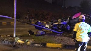 Kayganlaşan yolda trafik lambalarına çarparak durabildi