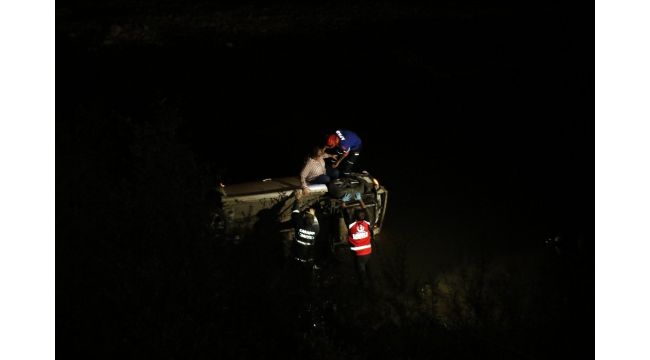 Kontrolden çıkan otomobil ırmağa uçtu: 2 yaralı