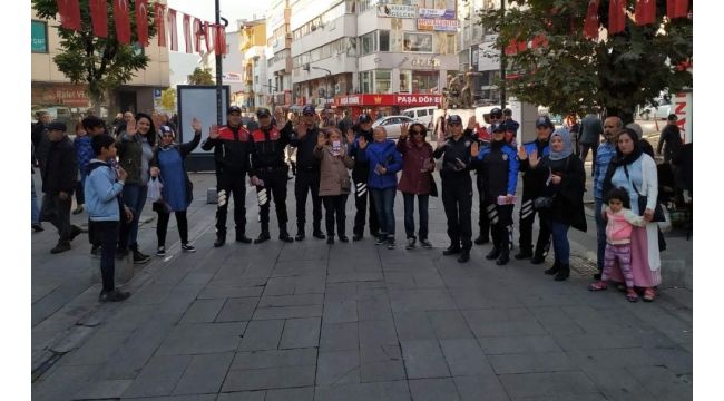 Polisler 'KADES' i tanıttı