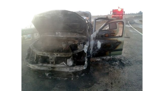 Seyir halindeki otomobil alev aldı