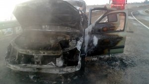 Seyir halindeki otomobil alev aldı