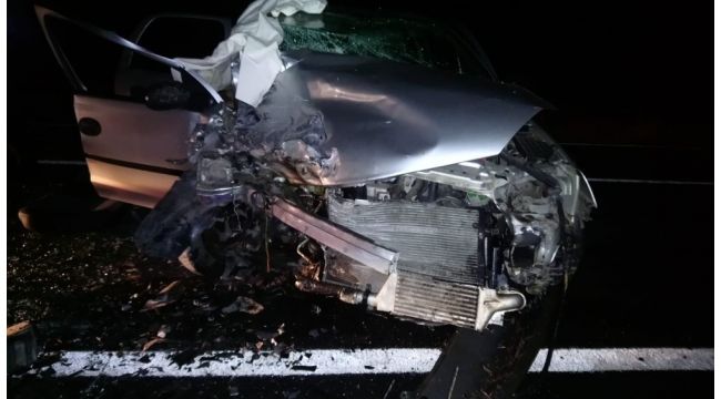 Traktör römorkuna çarparak savrulan otomobil hafif ticari araca çarptı: 1 ölü, 6 yaralı