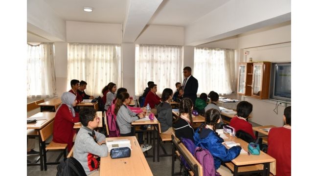 Vali Gürel okulları ziyaret ederek öğrencilerle bir araya geldi