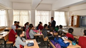 Vali Gürel okulları ziyaret ederek öğrencilerle bir araya geldi
