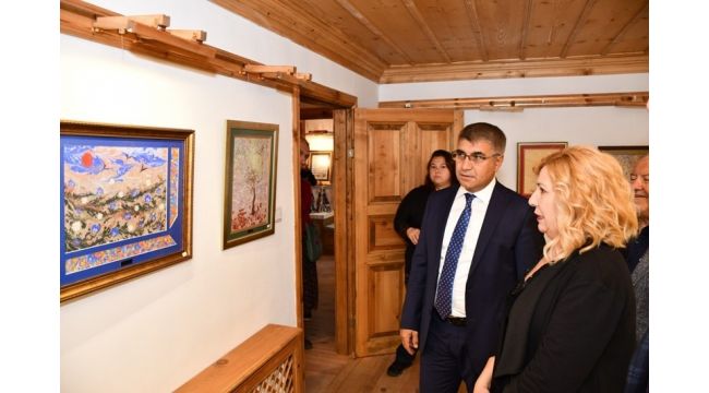 Vali Gürel'den ebru sergisini ziyaret etti