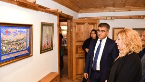 Vali Gürel'den ebru sergisini ziyaret etti