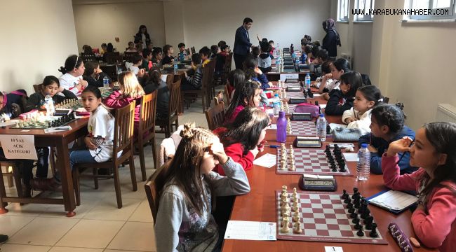 Başkan Yardımcısı Berker Satranç Turnuvasında Dereceye Girenlere Ödüllerini Verdi