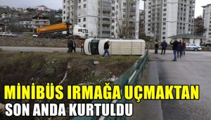 Minibüs ırmağa uçmaktan son anda kurtuldu