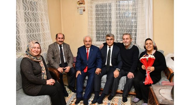 Vali Gürel vatandaşları evlerinde ziyaret ediyor