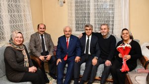 Vali Gürel vatandaşları evlerinde ziyaret ediyor