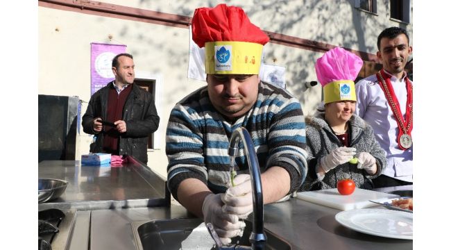 Yemek yaparken engel tanımadılar