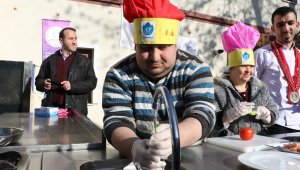 Yemek yaparken engel tanımadılar