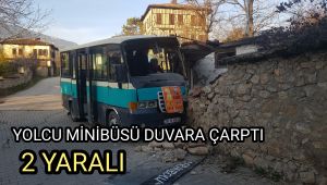 Yolcu minibüsü duvara çarptı: 2 yaralı