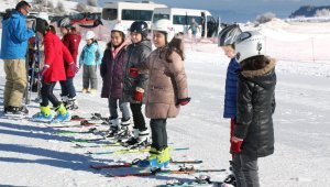 'Antrenörüm Okulda' projesi ile öğrenciler ücretsiz olarak kayak öğreniyor