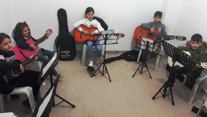 Çocuklar müzik okulunda mutlu