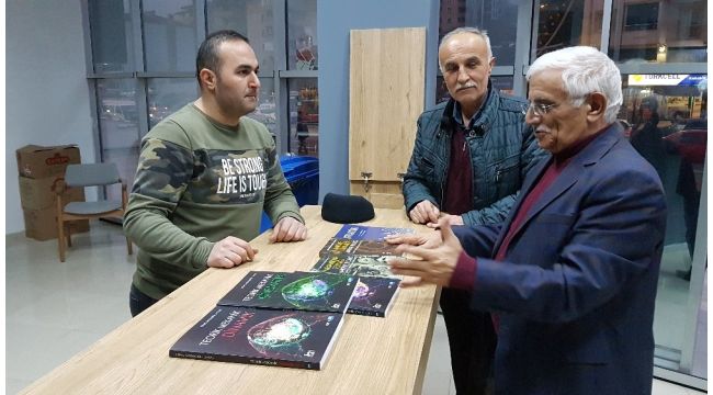 Evinin camından görünce kitaplarını hediye etti