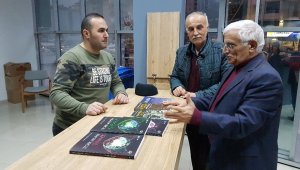 Evinin camından görünce kitaplarını hediye etti