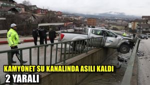 Kamyonet su kanalında asılı kaldı: 2 yaralı