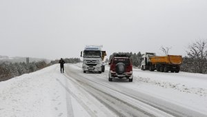 Kar yolda bıraktı