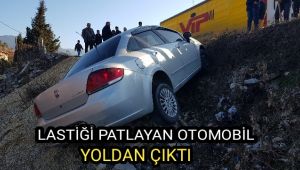 Lastiği patlayan otomobil yoldan çıktı