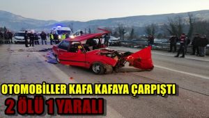 Otomobiller kafa kafaya çarpıştı: 2 ölü, 1 yaralı