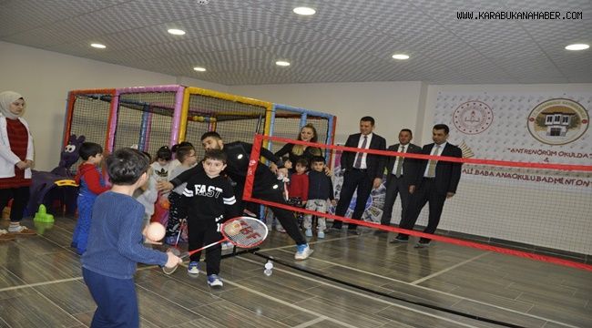Anaokulu öğrencilerine badminton eğitimi