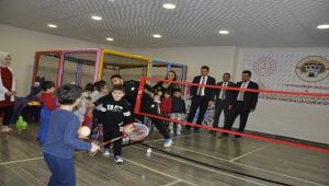 Anaokulu öğrencilerine badminton eğitimi