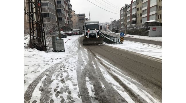 Belediye ekipleri kar küreme ve tuzlama çalışmalarını yaptı