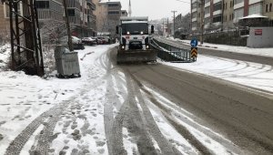 Belediye ekipleri kar küreme ve tuzlama çalışmalarını yaptı