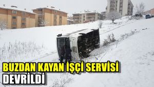 Buz tutan yolda kayan işçi servisi devrildi