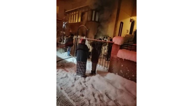 İki katlı evde elektrik kontağından yangın çıktı
