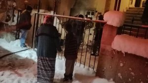 İki katlı evde elektrik kontağından yangın çıktı