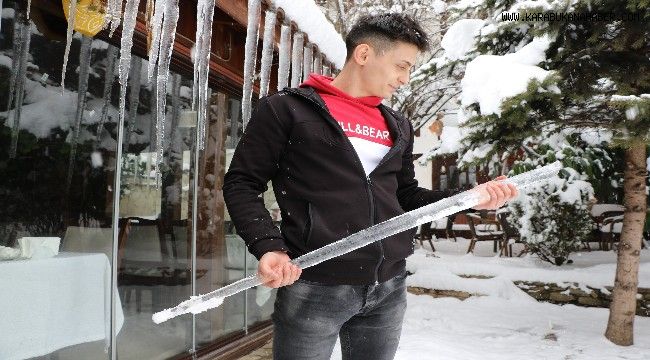 İnsan boyunda sarkıtlar