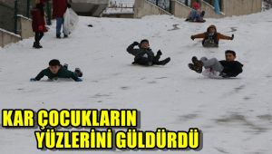 Kar çocukların yüzünü güldürdü
