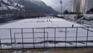 Karabük'te amatör lig maçlarına kar engeli