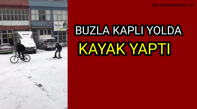 Karla kaplanan yolda kayak takımları ile kayak yaptı