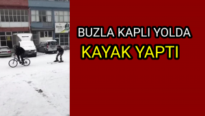 Karla kaplanan yolda kayak takımları ile kayak yaptı