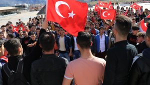 Liseli öğrenciler şehitler için yürüdü