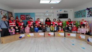 Minikler oyuncaklarını paylaştı