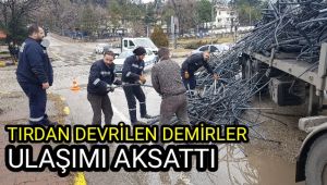 Tırdan devrilen demirler ulaşımı aksattı
