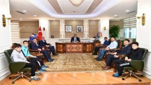 Vali başarılı sporcuları kabul etti